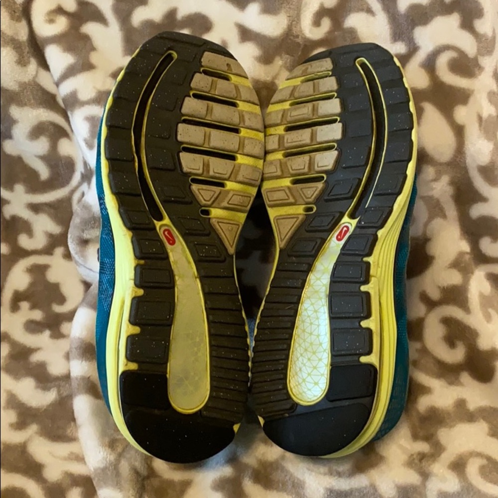 Teal and lime women’s Nike tennis shoes - Picture 5 of 5
